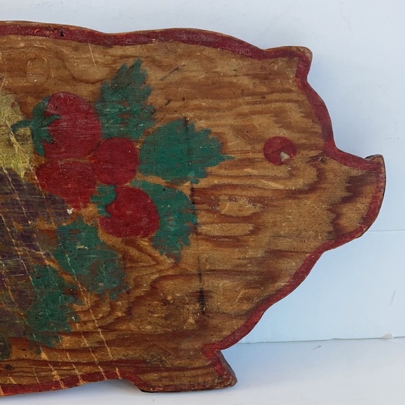 Vintage wood pig cutting board folk art painted red strawberries grapes - Picture 3 of 15